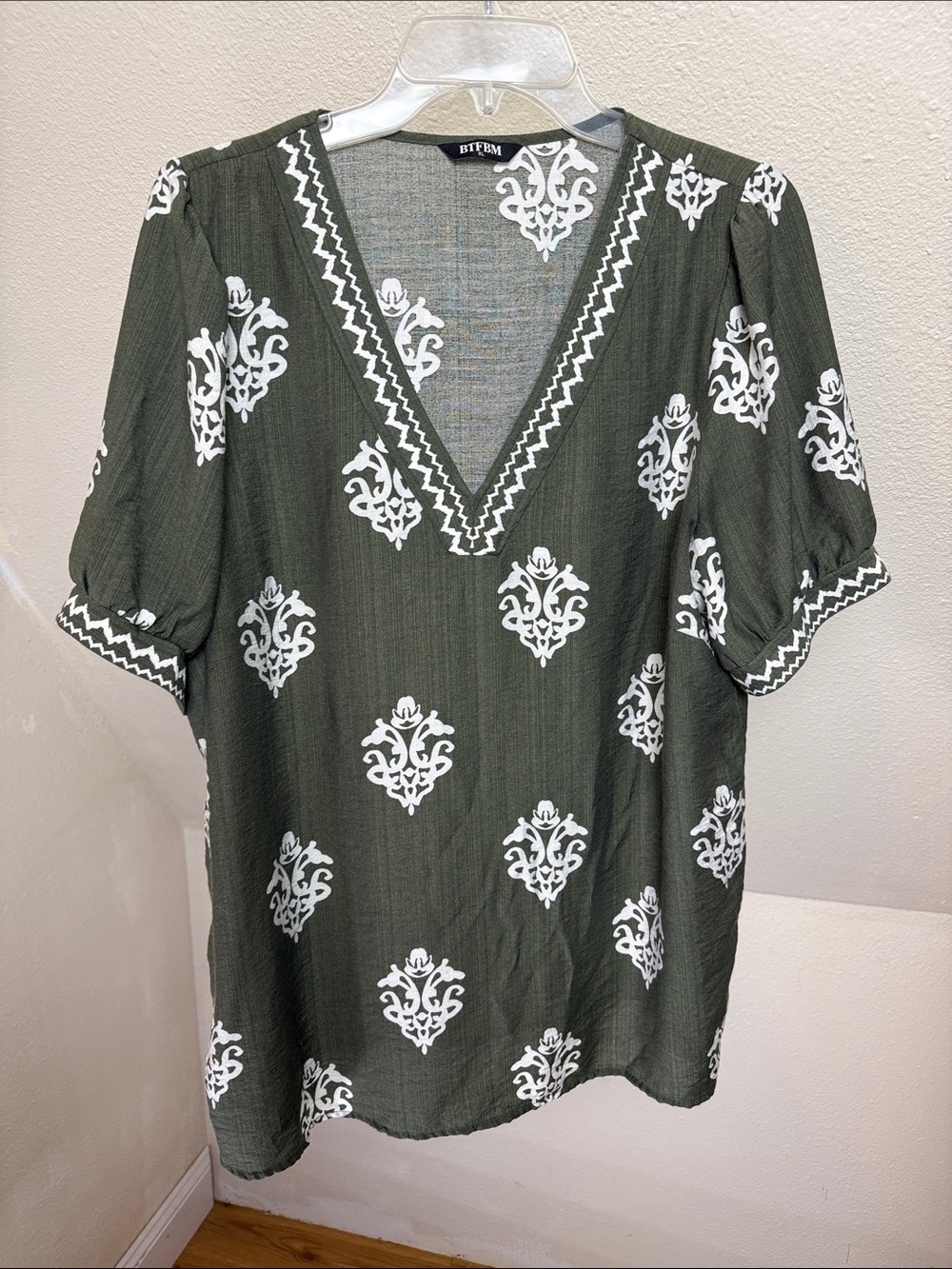 BTFBM Amazon Brand Olive V-neck Top Size XL